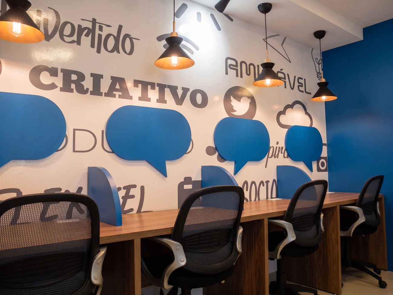 Espaço de coworking do Portal Coworking, com mesas de trabalho compartilhadas