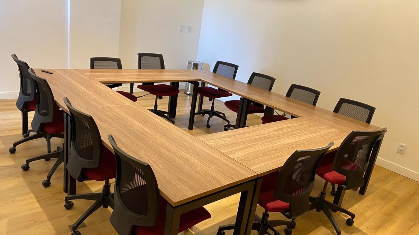 Sala de reunião da unidade Coroa do Meio, com mesas formando um retângulo fechado
